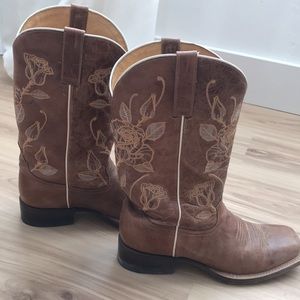 Brand new only worn once boots.